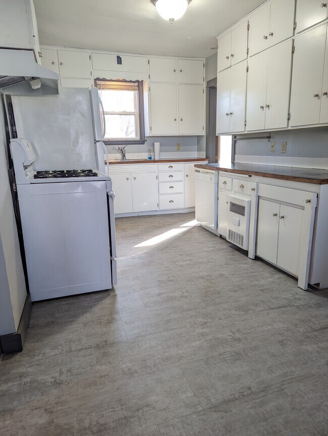 Building Photo - 1015 E Gorham St