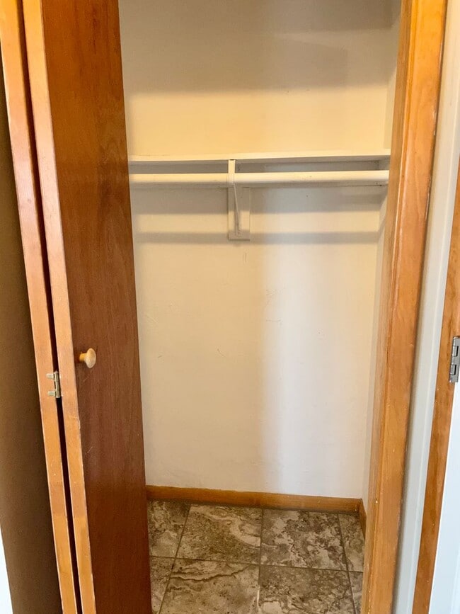 Building Photo - Spacious 3 bed/2 bath - walk to campus!