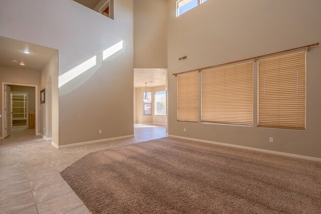 Building Photo - Beautiful St. George Home - Community Pool...