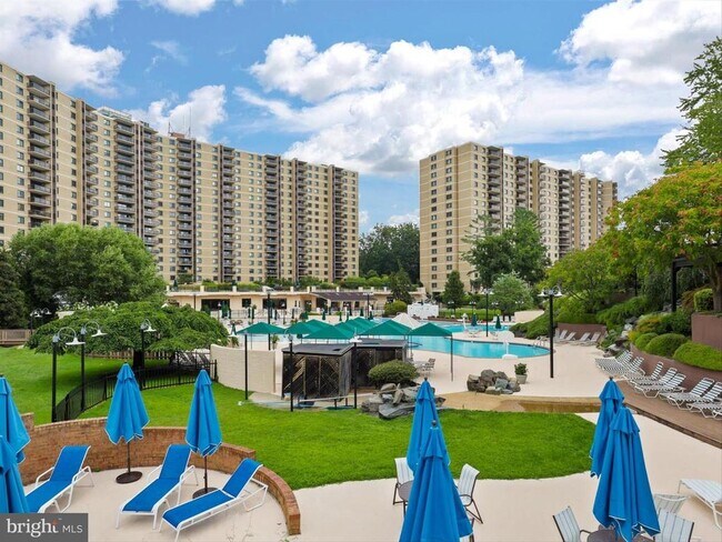 Building Photo - 309 Yoakum Pkwy
