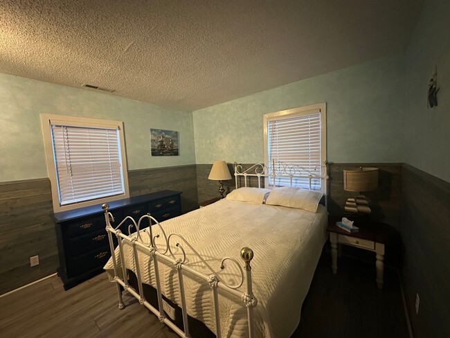 Building Photo - Updated 2 Bed 1 Bath Duplex