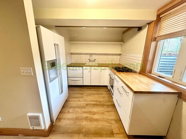 Building Photo - 4727 NE 10th Ave