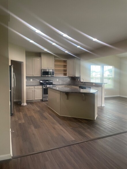 Building Photo - 2410 Walthall Ct