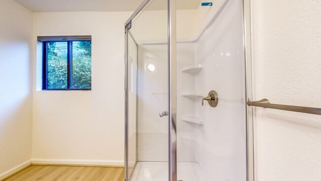 Building Photo - Bright and Beautiful 4 bedroom 2.5 Bath with large enclosed back yard and close proximity to Mari...