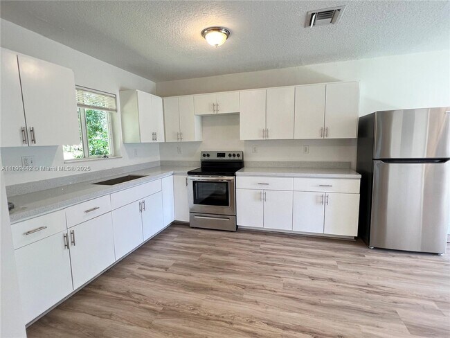 Building Photo - 1347 NE 111th St