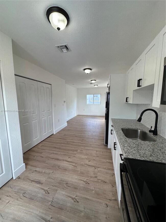 Building Photo - 3123 NW 22nd Ct