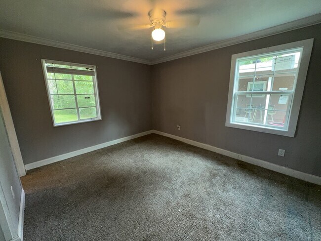 Building Photo - 3030 Oak Forest Dr