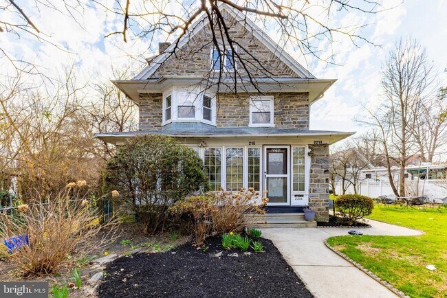 Building Photo - 2216 Georges Ln