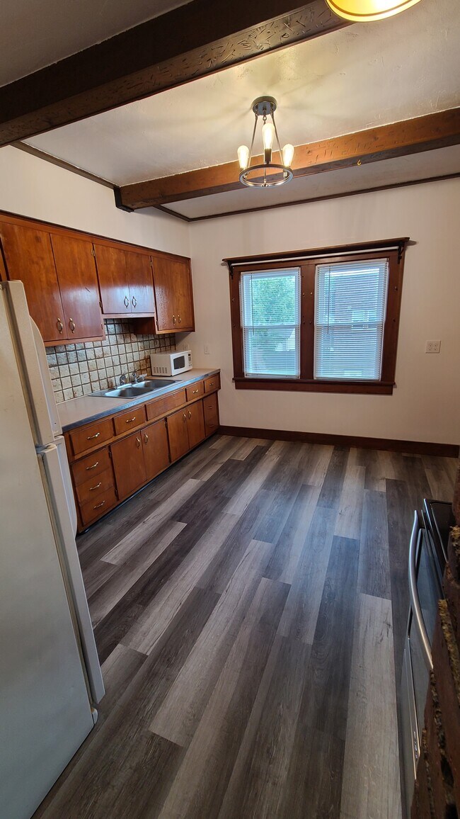 Building Photo - 3737 W 135th St