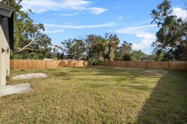 Building Photo - 724 W Crescent Dr