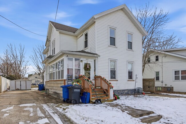 Building Photo - 645 W 10th Ave