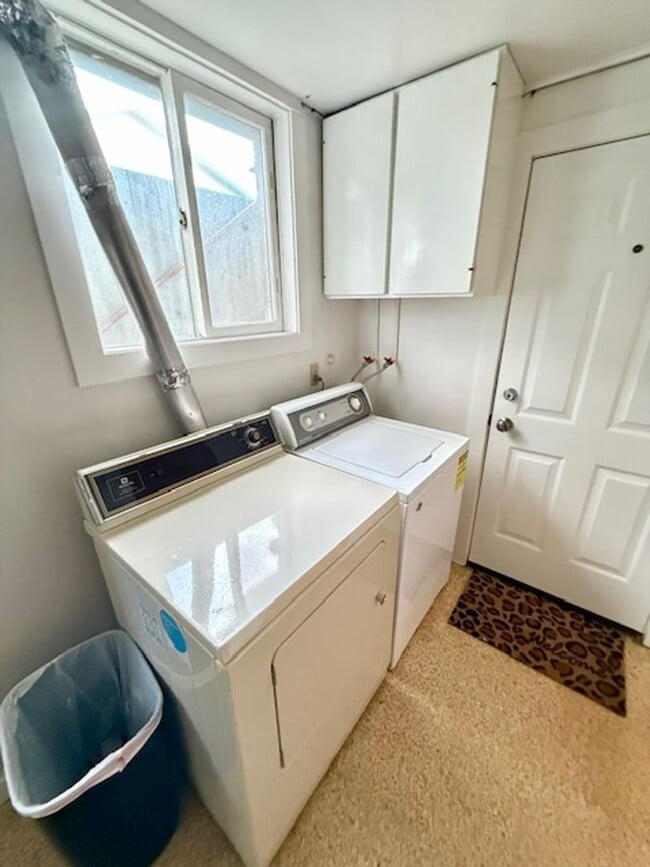 Building Photo - 2 Bedroom 1 Bathroom Apartment