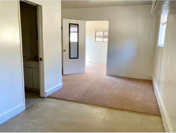 Building Photo - 4640 Clairemont Dr