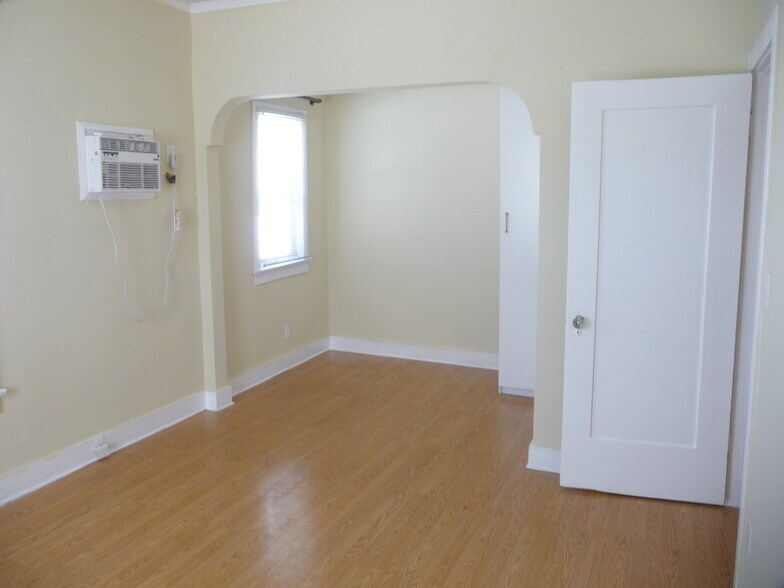 Building Photo - 435 1/2 N Sierra Bonita Ave