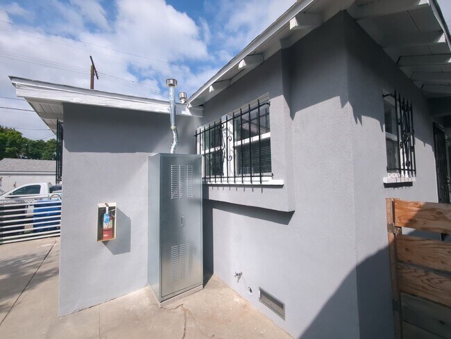 Building Photo - 4215-4217 S Budlong Ave