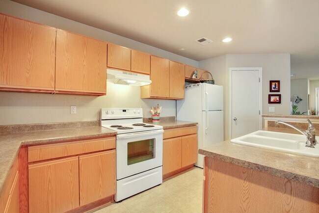 Building Photo - Beautiful 3 bedroom Townhome in Green Vall...