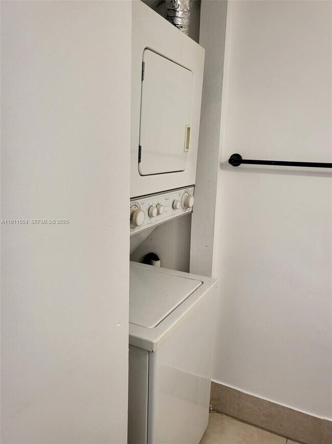 Building Photo - 2554 NW 52nd Ave