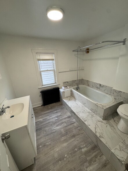 Building Photo - 4328 Northcote Ave