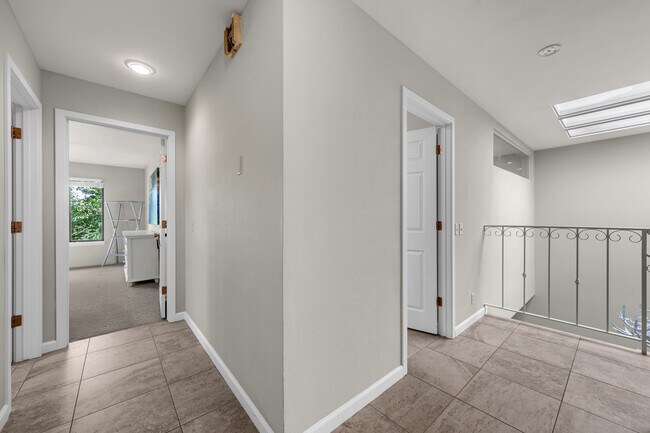 Building Photo - 4953 Lakeridge Terrace W