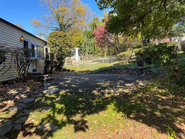 Building Photo - Cheerful 3 Bedroom 2 Bathroom With Office And Spacious Fenced Yard In Beautiful Pimmit Hills