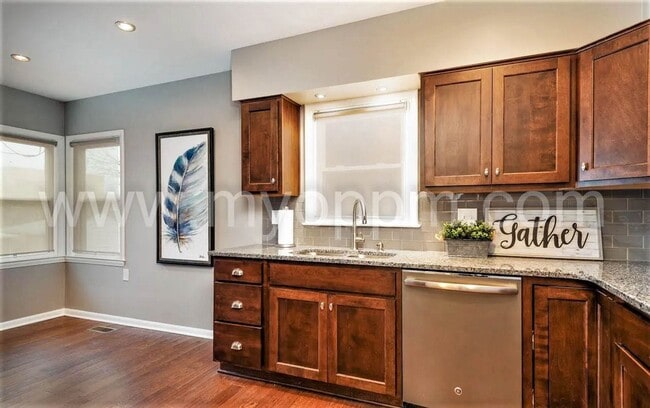 Building Photo - Stunning 5 Bedroom / 2 Bathroom Home | Han...