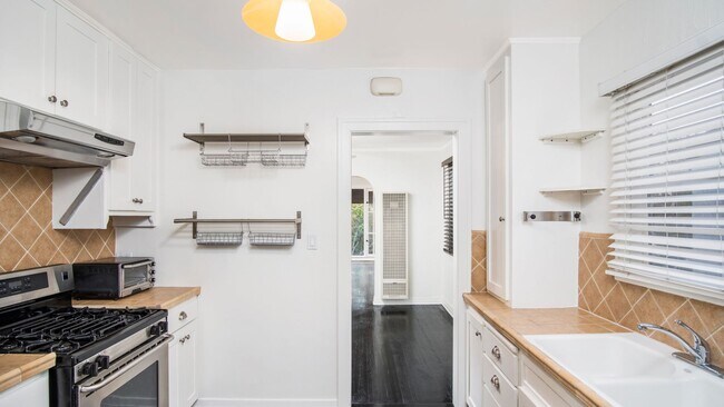 Building Photo - Spacious 3Bed/2Bath with Private Balcony A...