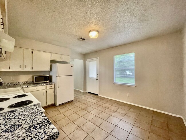 Building Photo - 2 Bedroom, 1 Bathroom home + Large Yard and Carport