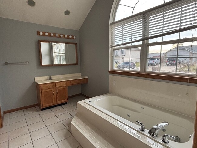 Building Photo - 3-Bed 2-Bath Fenced Yard Ranch Home