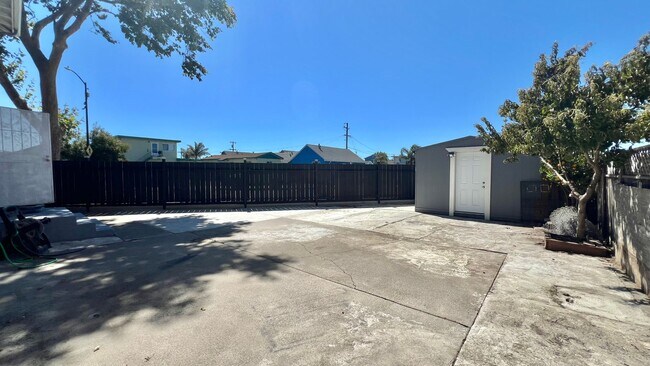 Building Photo - Lovely House 4BR 2.5BA with Large Backyard