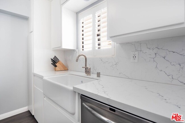 Primary Photo - 12119 Rochester Ave