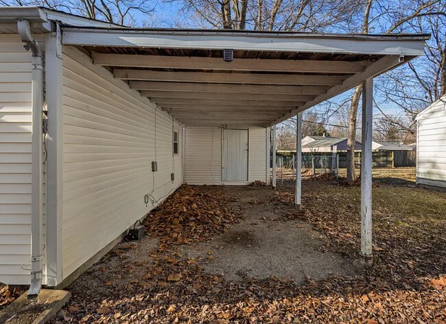 Building Photo - 1902 Meadow Dr