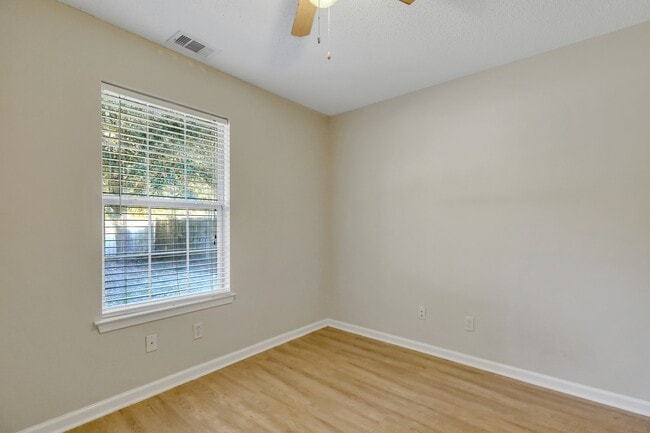 Building Photo - 102 Silverton Rd
