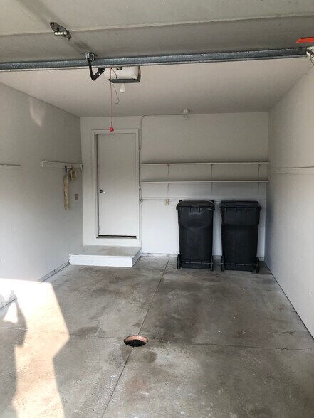 Attached garage - 309 S 11th St