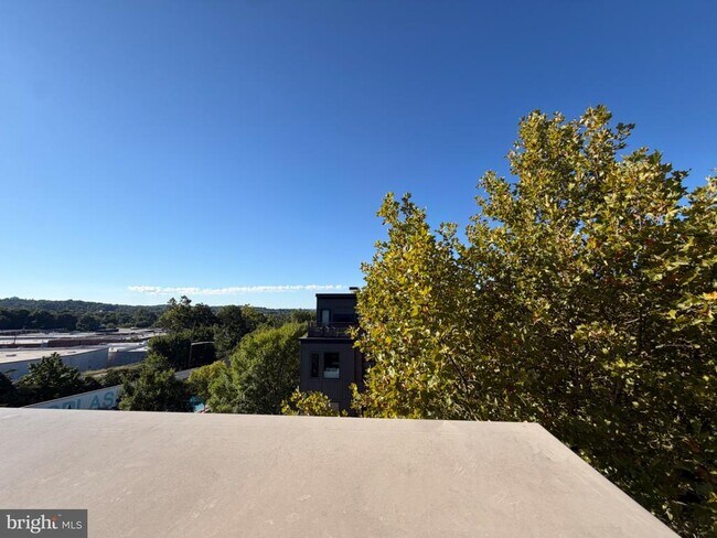 Building Photo - 4560 Longfellow St