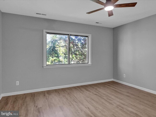 Building Photo - 10 Pine Woods Ct