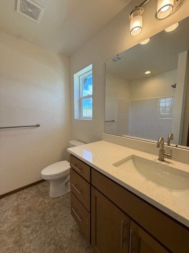 Building Photo - 3Bd/2.5Ba Everett Condo