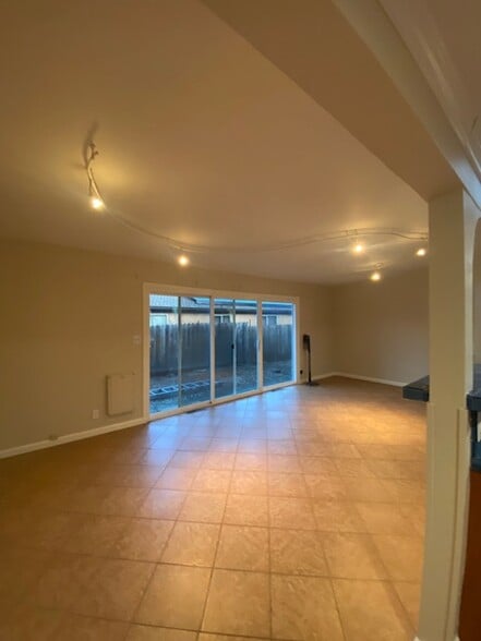 Building Photo - 447 W 2nd St