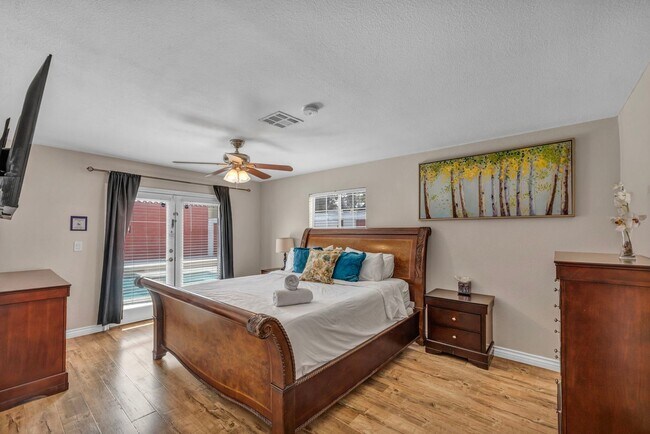 Building Photo - 3 Bed FULLY FURNISHED Pool Home