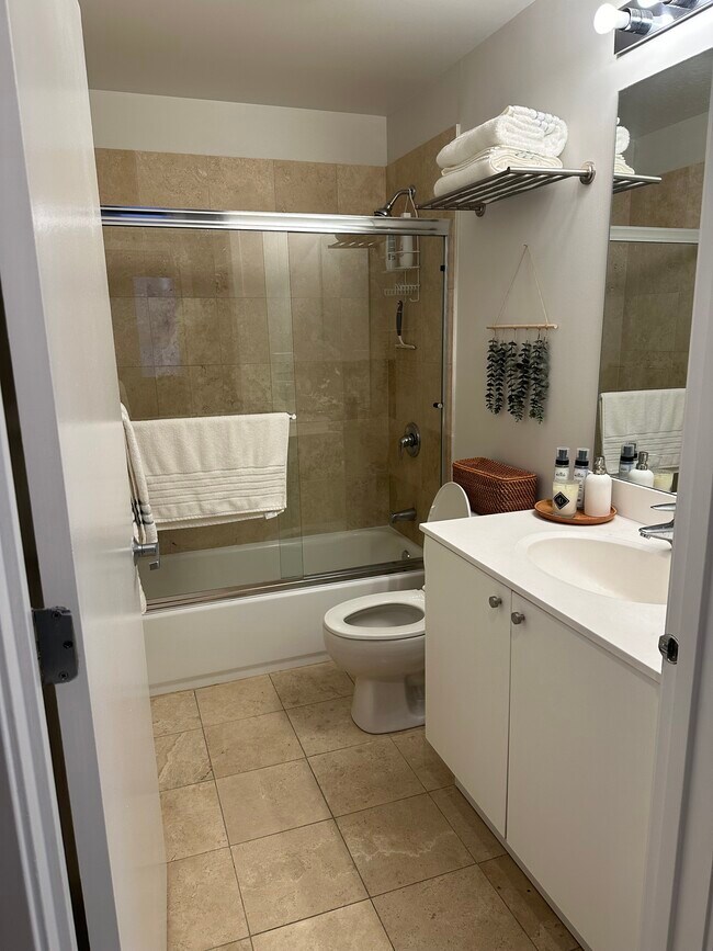 Building Photo - 1422 N La Salle Dr