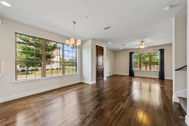 Building Photo - Luxury Townhouse