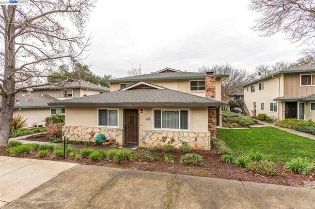 Building Photo - $2,490 - THE NICEST FIRST FLOOR CONDO IN P...