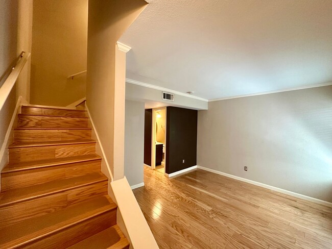 Building Photo - 2/2.5 Townhome in Desirable North Austin