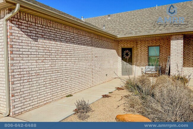 Building Photo - Rare 2 Bedroom Townhome in Wolfforth!