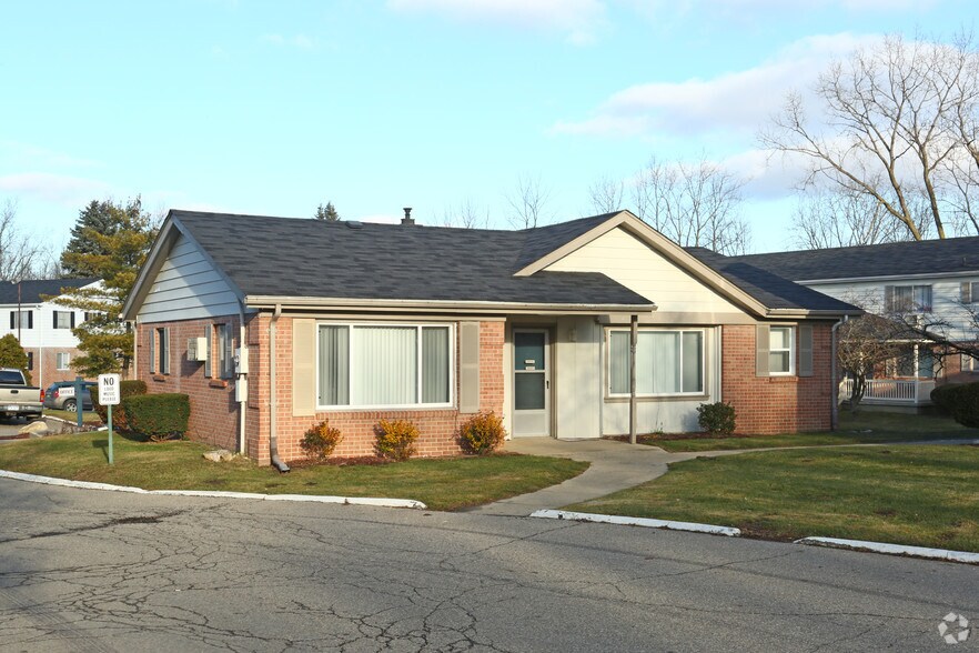 Primary Photo - Huntington Circle Apartments