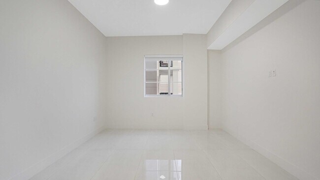 Building Photo - 155 E Boca Raton Rd