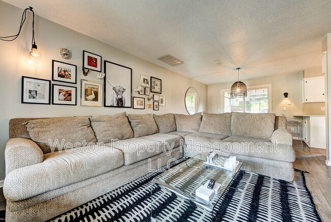 Building Photo - 4104 Mason Dr