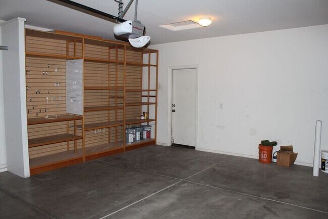 Building Photo - 3 Bedroom in Lyons Gate!