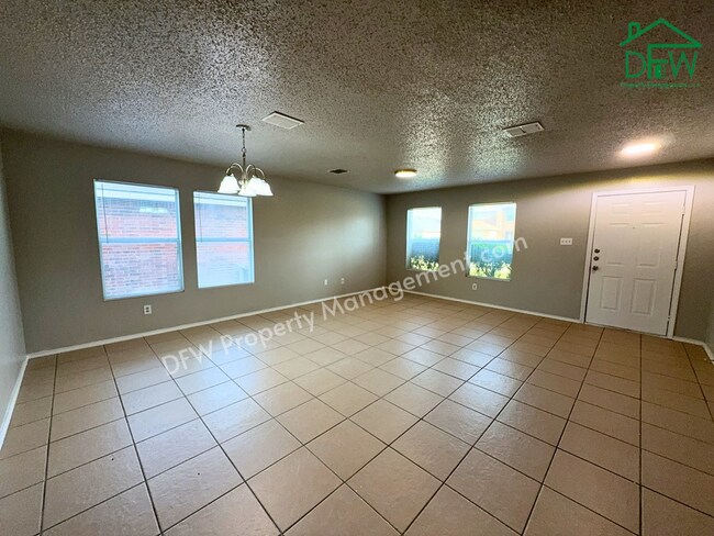 Building Photo - Spacious 4-Bedroom Home with Fireplace & Large Backyard in SW Fort Worth