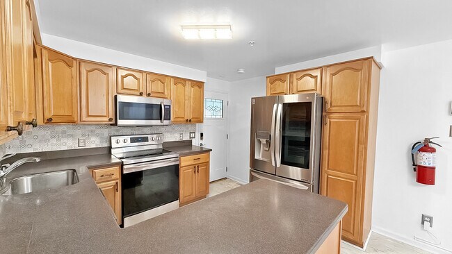 Building Photo - 2302 Old Fort Hills Dr