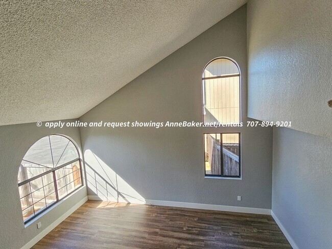 Building Photo - Newly Updated - New Appliances, Flooring, ...